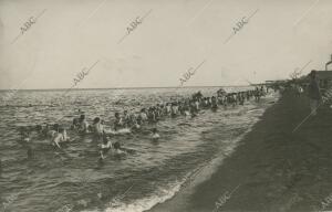 Hay en la playa de trecho en trecho unos hombres provistos de largos maderos...