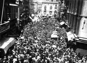 Los Manifestantes Aclamando al Sr. García vaso por Haberse Separado de la...