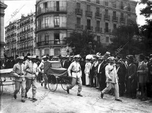 El General Polavieja presenciando el desfile de la tercera ambulancia de la Cruz...
