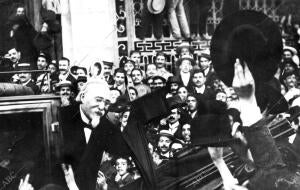 Don Manuel de Arriaga al salir del palacio del congreso después de su elección y...