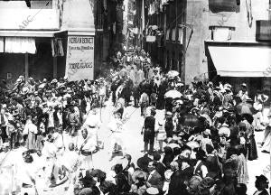 La tradicional procesión con su Sequito de Típicos Danzantes