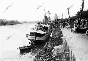 La Colonia "príncipe de Asturias" Desembarcando en el muelle de regreso en...