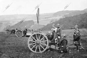 Maniobras del ejército alemán una batería de los Novísimos Cañones Servidos por...
