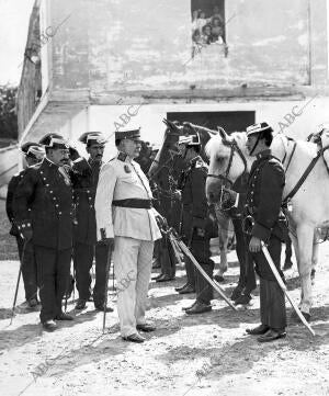 El general D. Vicente Martitegui Revistando las Fuerzas de la guardia Civil