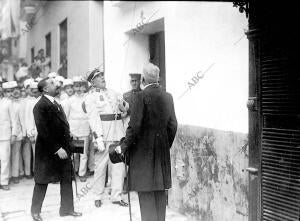 El capitán general de Sevilla Descubriendo la Lapida Dedicada A la memoria del...