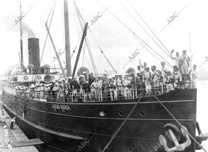 Embarco de Tropas para Melilla el regimiento de Guadalajara Embarcando en el...
