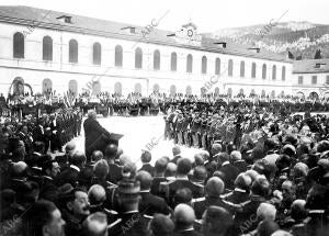 El presidente de la Republica Francesa M. Falliéres (X) Pronunciando el discurso...