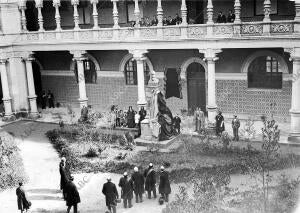 scubrimiento del busto erigido a D. Segismundo Moret en el patio Museo...