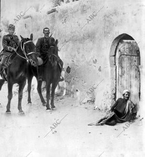 Centinelas Italianos de Caballeria Custodiando A un Arabe,atacado de Colera,en...
