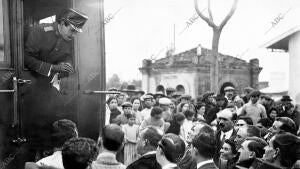 Don Alfonso Xiii A su Llegada A Camas Hablanco con las Autoridades y con los...