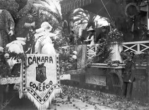 Carroza de la Cámara de Comercio, al pasar por la tribuna regia
