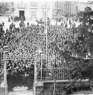 Los Manifestantes ante el gobierno civil Esperando la salida de la comisión que...