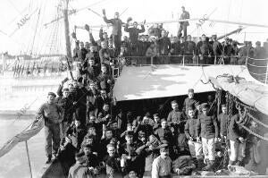 Grupo de Soldados Expedicionarios A bordo del Vapor "Antonio López", que Salió...
