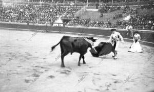 José Muñagorri Pasando de muleta al primer Toro