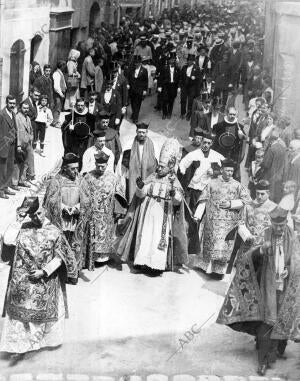 El obispo de la Diócesis, Dando su bendición A los Fieles durante la procesión...