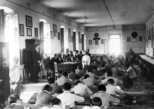 Alumnos aventajados del establecimiento sufriendo el examen de escritura...