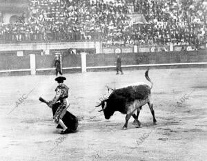 El diestro José Gómez (Gallito) Rematando un quite en el segundo y último Toro...