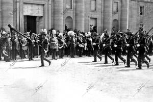 Desfile de Tropas que Rindieron Honores al cadáver de la Infanta doña Maria...
