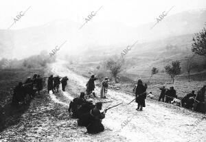 Partida de Macedonios en la frontera Haciendo fuego contra los Turcos