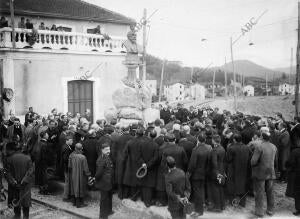 Momento de ser descubierta en Loyola la estatua de D. Plácido allende el día de...