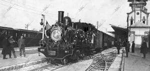 1913 (CA.) El tren inaugural engalanado para realizar el primer viaje por la...