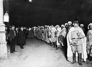 Las Fuerzas de Melilla, al desembarcar del tren que los Trajo, en la estación de...