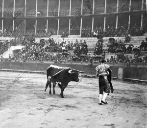 Torquito Igualando para matar en la corrida de la plaza vieja de Barcelona del...