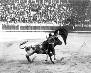 Manolete, al salir Enfrontilado de una Estocada