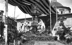 Artístico templete levantado sobre la fuente de la plaza de la constitución en...