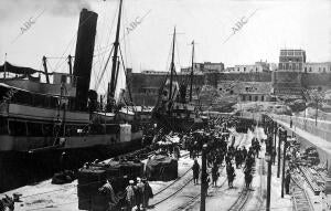 Embarco de las Fuerzas Regulares en el puerto de Melilla, con rumbo A Ceuta -Fot...