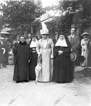 S.A.R. la Infanta doña Isabel Visitando el manicomio de Zaragoza, Acompañada por...