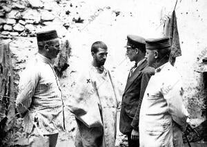 El capitán Sr. Vallariano, el teniente Sr. Alegría y el intérprete del tabor de...
