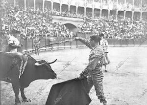 Lagartijillo Sacando el estoque de su primer Toro