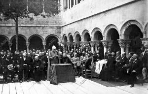 El obispo de Vich leyendo su discurso en el claustro panteón del monasterio, en...