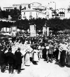 El orfeón Monserrat de Barcelona, en la fiesta mayor de Manlleu, Cantando ante...