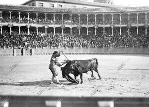 (Jaime Ballesteros) Herrerín al dar un pinchazo A uno de sus Toros