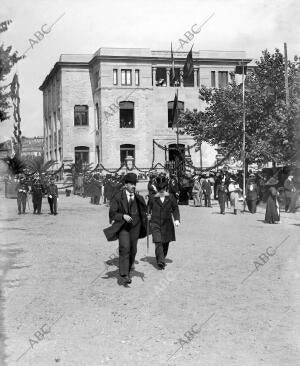 Edificio de las Escuelas Francesas que se Levantan en san Sebastian, frente A la...