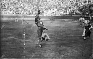 Bombita en el centro de la plaza Despidiéndose del público valenciano el cual le...