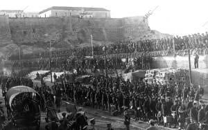 Soldados del remplazo de 1910 Embarcado en el puerto de Melilla A bordo Del...