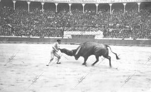 Plaza de las Arenas. Manolete Pasando de muleta
