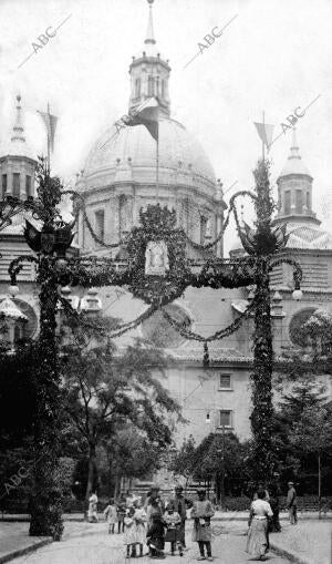 Arco levantado en la entrada de la plaza del Pilar en honor de las...