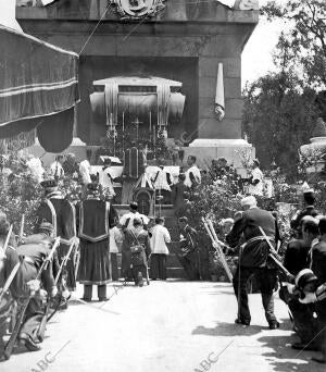 El altar Instalado en el obelisco del 2 de mayo durante la misa Celebrada ayer...