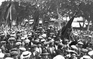 Los Radicales Rodeando el coche que Conducía A su Jefe, Sr. Lerroux (X), A la...