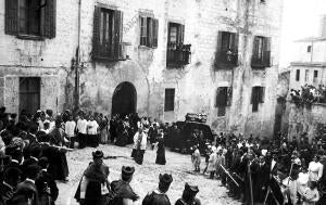 Entierro del Sr. obispo de Gerona. Paso por una de las Calles. Junio 1914