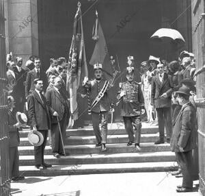 Momento de salir del templo las Banderas de los Milicianos Nacionales después de...