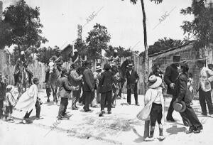 A la salida de un mitin de Antonio Maura, fuerzas de seguridad conteniendo en la...
