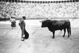 Rafael el Gallo, en la plaza de Valencia, Empezando la gran faena de muleta de...