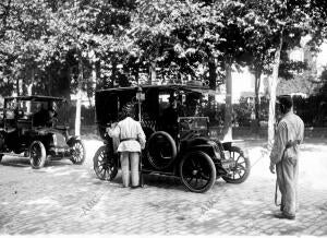 Detención de un automóvil A la salida de Paris por los Centinelas Reservistas,...