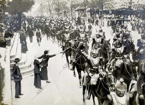 spedida de un regimiento en Paris - Señoritas Parisienses Ofreciendo Cigarros A...