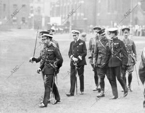 El Rey Jorge V de Inglaterra, con sus Ayudantes, en una revista militar